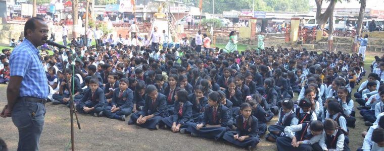 ग्राहक कायद्याचे ज्ञान शालेय जीवनापासुन  विद्यार्थ्यांना होने गरजेचे आहे यासाठी ग्राहक जागरण कार्यक्रमाचा उपक्रम प्रत्येक शाळा ,महाविद्यालयातून राबवावा असे  प्रतिपादन तहसीलदार महेश सावंत यांनी केले